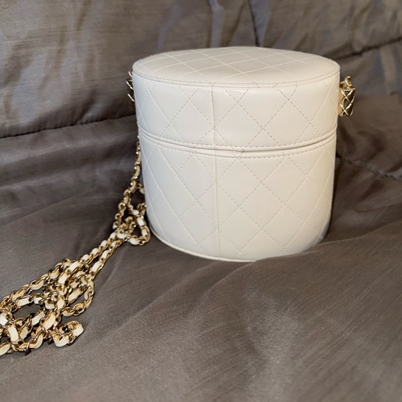 Authentic Chanel White Quilted Vanity Case Bag with Gold Hardware - Picture 5 of 9